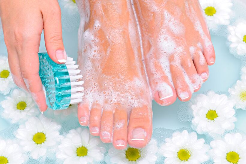 Lavare i piedi regolarmente è un ottimo modo per prevenire i funghi alle unghie.